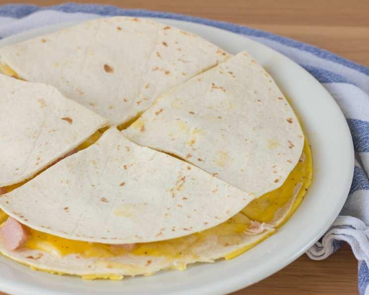 Microwave Breakfast Quesadilla: Quick & Cheesy Delight!